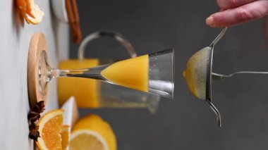 Bağışıklık güçlendirici içecek hazırlanıyor. Zencefil, turuncu, zerdeçal