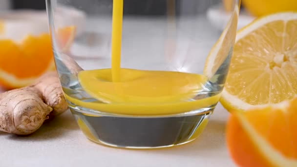 Immunstärkendes Getränk Ingwer Orange Kurkuma Schuss Gesundes Saftgetränk — Stockvideo