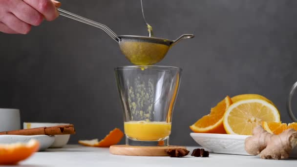 Immunstärkendes Getränk Glas Ingwer Orange Kurkuma Schuss Gesundes Saftgetränk — Stockvideo