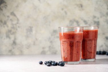 Meyve püresi, taze yabanmersini, ahududu, bardakta çilekli smoothie, kopyalama alanı.