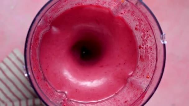 浆果冰沙 混合新鲜蓝莓 覆盆子 草莓冰沙在搅拌机 顶部视图 — 图库视频影像
