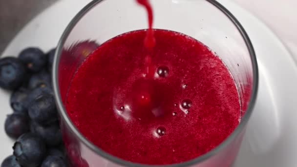 浆果冰沙 倒入新鲜蓝莓 覆盆子 草莓冰沙 — 图库视频影像