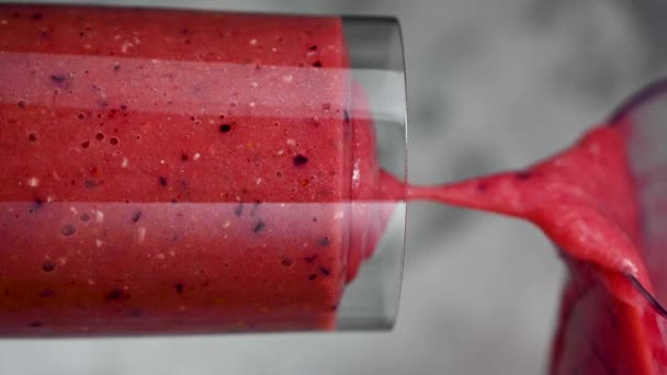 浆果冰沙 倒入新鲜蓝莓 覆盆子 草莓冰沙 — 图库视频影像