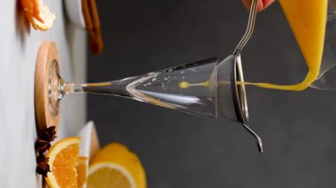 Bağışıklık güçlendirici içecek hazırlanıyor. Zencefil, turuncu, zerdeçal