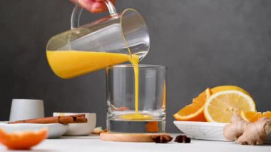 Bağışıklık güçlendirici içecek. Zencefil, portakal, zerdeçal, sağlıklı meyve suyu..