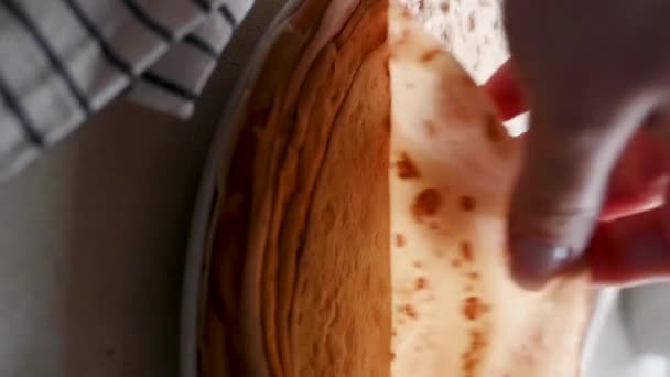 プレートの中のクレープ イングリッシュパンケーキの日休日のコンセプト — ストック動画