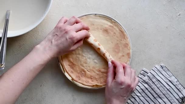 クリープパンケーキを巻く女性の手 トップビュー — ストック動画