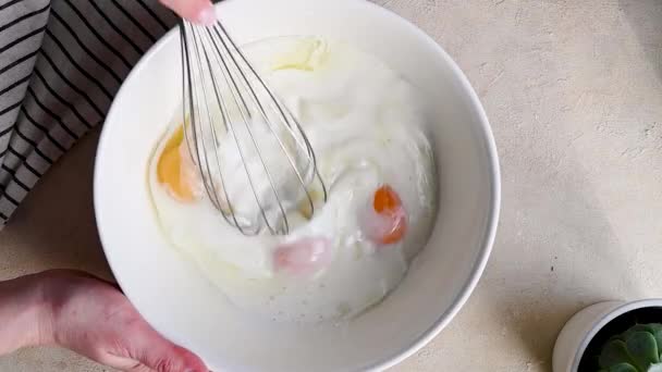Женские Руки Взбивающие Яйца Молочное Тесто Миске Блинов Торта Вид — стоковое видео
