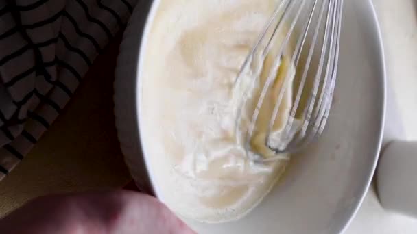 Vrouwelijke Handen Kloppend Meeldeeg Beslag Een Kom Voor Pannenkoeken Cake — Stockvideo