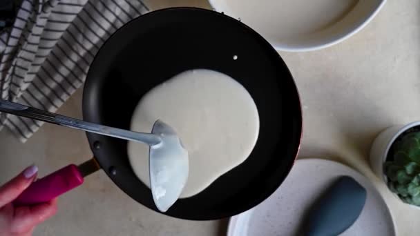 Matlagning Pannkakor Kvinnliga Händer Häller Deg Smet Stekpannan — Stockvideo