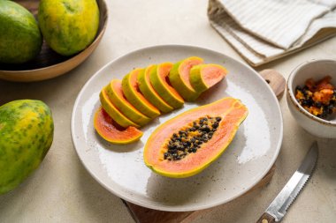 Papaya meyvesi yakın plan, dilimlenmiş taze papaya meyvesi ve tohumlar..