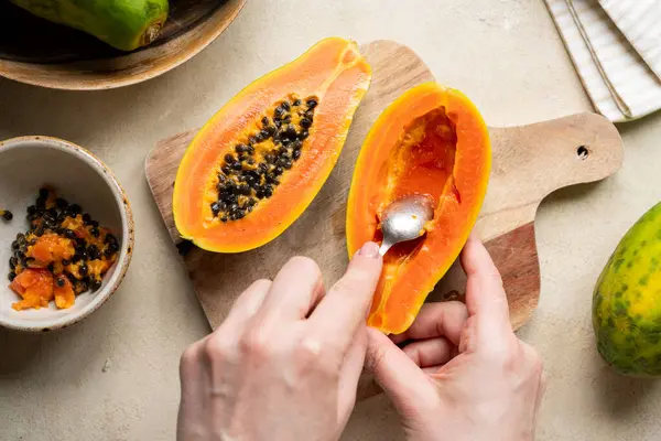 Papaya meyvesi yakın plan, dilimlenmiş taze papaya meyvesi ve tohumlar..