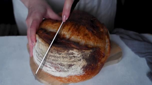 Domowej Roboty Chleb Zakwaśny Kobieta Krojąca Chleb Bochenkowy — Wideo stockowe