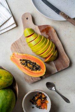 Papaya meyvesi yakın plan, dilimlenmiş taze papaya meyvesi ve tohumlar..