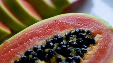 Papaya meyvesi yakın plan, dilimlenmiş taze papaya meyvesi ve tohumlar..
