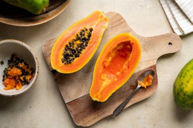 Papaya meyvesi yakın plan, dilimlenmiş taze papaya meyvesi ve tohumlar..