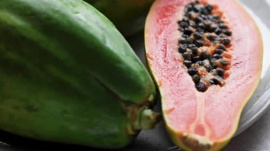 Papaya meyvesi yakın plan, dilimlenmiş taze papaya meyvesi ve tohumlar..