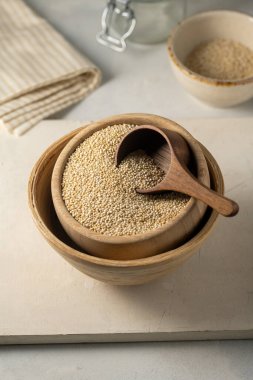 Ahşap bir kasede kurutulmuş kinoa. Sağlıklı beslenme.