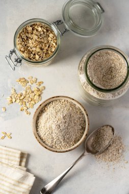Yulaf ezmesi, yulaf ezmesi ve yulaf unu. Kahvaltı lapası. Üst görünüm.