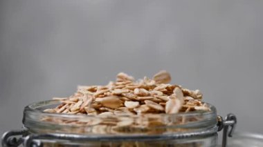 Yulaf ezmesi, kavanoza düşen yulaf ezmesi. Kahvaltı lapası. Makro çekim.