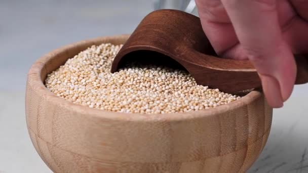 Scoop Quinoa Mentah Dalam Mangkuk Kayu Fokus Selektif — Stok Video