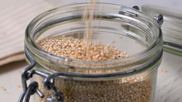 Quinoa Seca Não Cozida Frasco Vidro Foco Seletivo — Vídeo de Stock