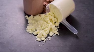 Beyaz vanilyalı protein tozu kepçe kepçe içinde. Yiyecek takviyesi, beslenme, sağlıklı yaşam tarzı.