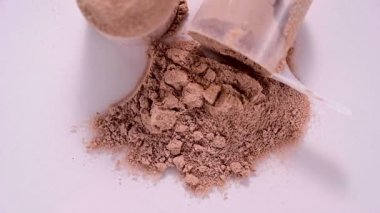 Çikolatalı süt tozu kepçe kepçe, kakao sütü tozu. Besin takviyesi, beslenme.