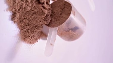 Çikolata protein tozu kepçe kepçe, kakao sümbülü toz. Besin takviyesi, beslenme.