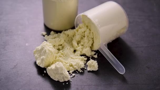 Ορός Γάλακτος Λευκή Σκόνη Πρωτεΐνης Βανίλια Μπάλες Συμπλήρωμα Διατροφής Διατροφή — Αρχείο Βίντεο