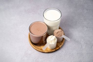 Protein tozu ve protein içecekleri, kepçeli. Gıda takviyesi, vücut geliştirme, spor ve spor.