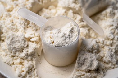Protein sümsük tozu ve kepçe. Gıda takviyesi, vücut geliştirme, fitness ve spor salonu yaşam tarzı.