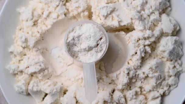 ホワイトタンパク質ホエイ粉末 食品サプリメント ボディービル フィットネスとジムのライフスタイル — ストック動画