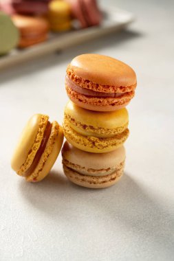 Makarna kurabiyeleri, parlak arka planda Fransız kurabiyeleri. Tatlı tatlı, şeker.