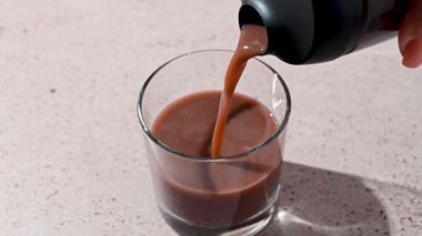 Bardakta protein çikolatası, gıda takviyesi..