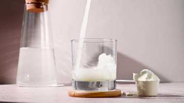 Amino asit takviyesi, ölçü kepçesinde kreatin tozu, plastik kavanoz, kopyalama alanı..