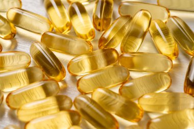 Omega 3, 6, 9 balık yağı kapsülü, beyaz zemin üzerinde izole edilmiş vitamin.