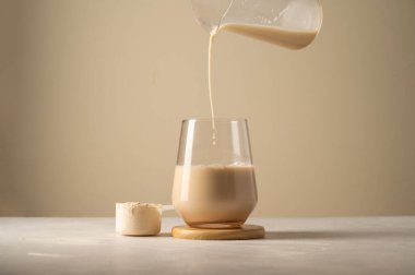 Protein tozu. Bardağa çikolata dolduruyorum.