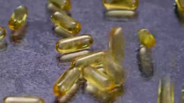 Omega 3, 6, 9 balık yağı, vitamin ve gıda takviyesi kapsülü.