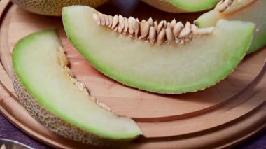 Kavun, kavun dilimi, koyu arkaplan. Sağlıklı atıştırmalık veya tatlı..