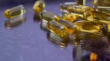 Omega 3, 6, 9 balık yağı, vitamin ve gıda takviyesi kapsülü.
