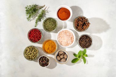 baharat ve otlar kase, üstten görünüm.