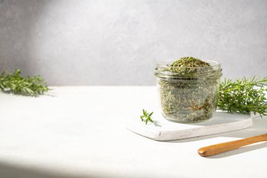 Kavanozda kurutulmuş yeşil otların karışımı..