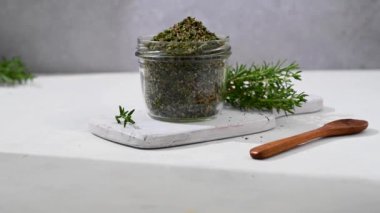 Kavanozda kurutulmuş yeşil otların karışımı..