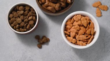 Evcil hayvan maması, kuru köpek maması, kedi maması ve tavşanlar için yiyecek.
