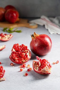 Taze nar, olgun kırmızı nar dilimleri kesme tahtasında.