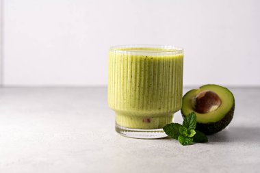 Yeşil smoothie. Bir bardak yeşil avokado, kivi, nane, detoks smoothie.