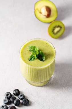 Yeşil smoothie. Bir bardak yeşil avokado, kivi detoks smoothie.