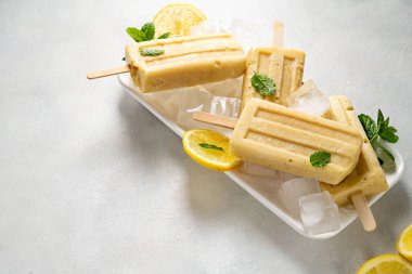 Ev yapımı meyveli buzlu, mangolu, muzlu, limonlu dondurma. Üst görünüm