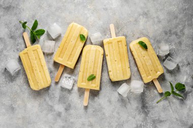 Ev yapımı meyveli buzlu, mangolu ve muzlu dondurma. Üst görünüm